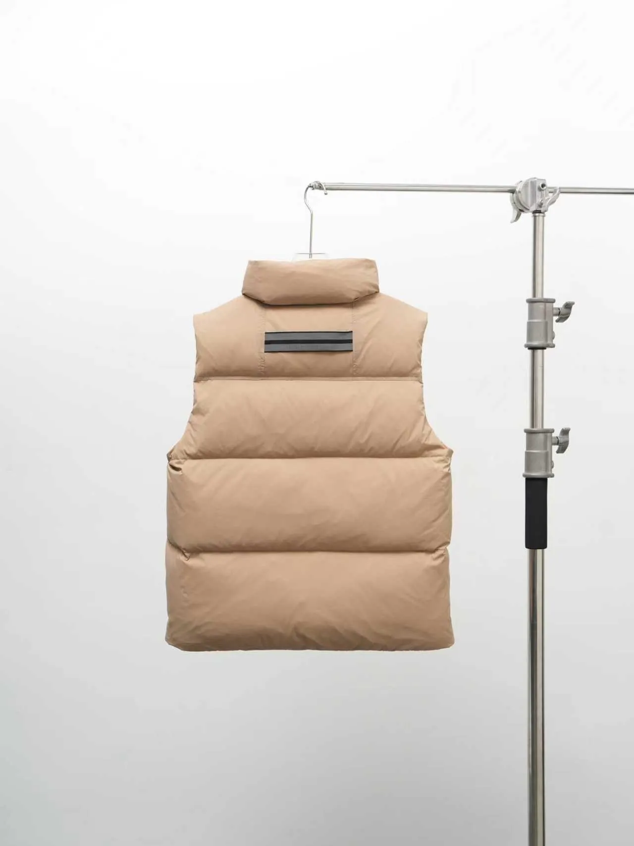 P580 Canada gooes Lawrence Down Vest (high version) With a durable shell and quilted body, the Lawrence Down Vest is a must-have for all seasons. The fabric has a durable soft touch. Longer hem at back for added protection. Reflective double-stripe grip tape at back. The Lawrence features an engineered down-filled collar to block strong winds, a two-way front zip and a longer rear hem. Color: black with red label, black with black label, desert color, ocean blue Size: XS -2XL
